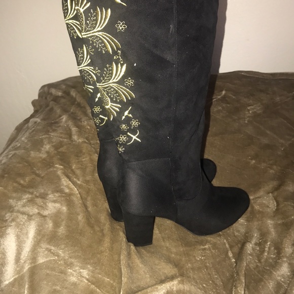 Beautiful Boots with gold details! - Picture 6 of 7